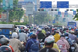 通往新山一機場重要路線之一的共和街經常出現交通擁擠。