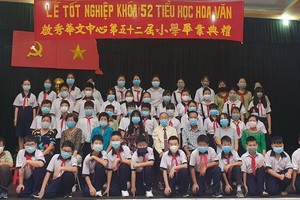 應屆畢業生與校長和老師合照。