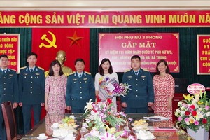 第363師政治及後勤領導人向技術3科婦女會成員贈送鮮花祝賀“三‧八”國際婦女節。（圖源：高清東）