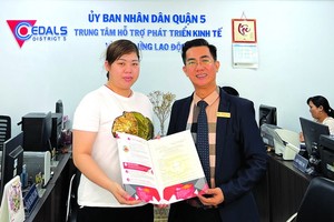 陳輝強主任向女企業家轉交營業執照。