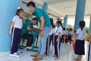 學生在學校定期接受體康檢查。