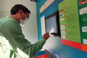 民眾首日使用接收和退還卷宗櫃員機。（圖源：中山）