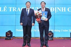 吳明春副教授（右）出任范玉石醫科大學2020-2025年任期校委會主席。（圖源：Ng. Thuận）