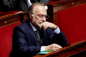 圖為2017年11月，出席法國國會答問大會中的議員兼富商達索。（圖源：路透社）