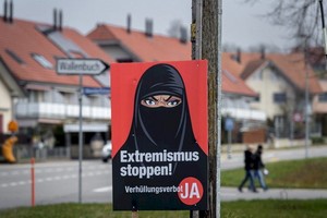 瑞士公投決定公眾場合是否禁穿罩袍遮住全臉。各城市可以看到上頭寫著「禁止激進伊斯蘭！」和「禁止極端主義！」的贊成陣營海報。（圖源：AFP）