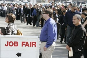 人們排隊參加招聘會。（圖源：AP）