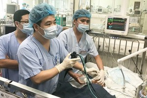 醫護人員在為吃腰果被嗆造成氣道阻塞的男童進行搶救。（圖源：秋莊）