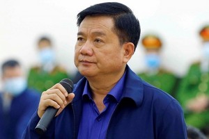 被告人丁羅昇在法庭上回答審判長問案。（圖源：越通社）