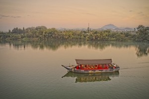 乘坐遊船觀賞香江美景