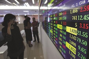 投資者在關注市證券交易所的實時股票行情電子板。（圖源：T.L）