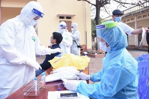 海陽省對接受集中隔離者進行新冠病毒核酸採樣檢測。（圖源：T.N）