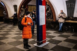 2021年3月10日，俄羅斯上班族在莫斯科Ploschad Revolyutsii地鐵站在使用各自的手機。俄羅斯從當天開始對推特（Twitter）採取減速措施，原因是該社交媒體拒絕刪除平台上「非法」內容。（圖源：AFP）