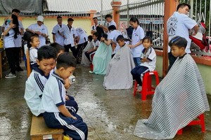 成員們在一所偏僻學校內為學生理髮。