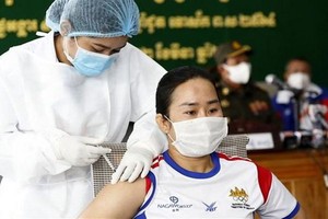 圖為3月2日，在柬埔寨金邊市，醫護人員給民眾接種新冠疫苗。（圖源：新華社）