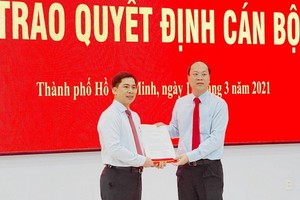 趙杜鴻福同志（左）從市委副書記阮胡海手中接過人事委任《決定》。（圖源：寶玉）