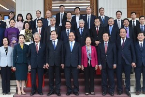 政府總理與越南祖國陣線中央委員會代表合影。（圖源：光孝）