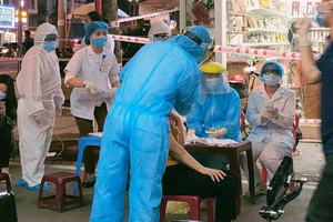 海防市疫情監控工作人員10日晚，從速開展對近期曾與該兩名患者接觸過及其居家附近人士進行採樣檢測工作。（圖源：進勝）