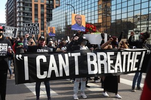 示威者舉起標語牌稱：“我不能呼吸”。（圖源：互聯網）