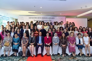 外交部副部長阮國勇（前中）同全體與會代表合影留念。（圖源：祖國報）