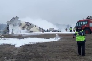 救護隊趕抵飛機墜落現場進行滅火和營救生還者。（圖源：互聯網）