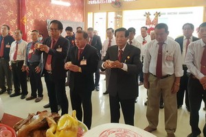 林松耀理事長與全體理監事拜祭祖先。