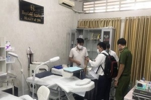 檢查團對該髮廊進行突檢時現場。（圖源：市衛生廳）