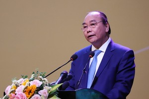 政府總理阮春福在會議上發表講話。