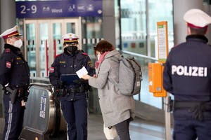 奧地利警察在維也納新城主火車站檢查當地居民新冠檢測結果。（圖源：新華社）