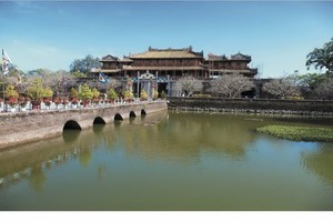 “順化京都二十美景”詩書特刊以順化景致配合印出。