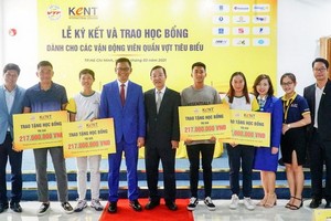 優秀網球員獲頒發獎學金。（圖源：登輝）