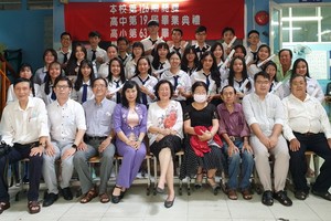 禮文華文中心校委、老師與畢業生合照。