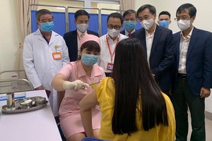 護士給志願者接種疫苗。（圖源：賢明）