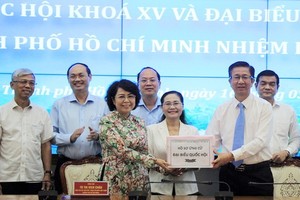 市選舉委員會向市越南祖國陣線委員會移交候選人卷宗。（圖源：黃宇）