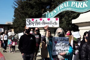 人們參加集會反對針對亞裔的歧視行為和仇恨犯罪。（圖源：新華社）