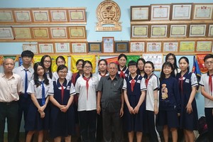 文朗學校老師與考生合照。