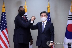 3月17日，在首爾龍山區國防部大樓，韓國國防部長官徐旭（右）與美國國防部長勞埃德·奧斯汀互相碰臂示意。（圖源：韓聯社）