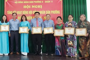 第十一郡第六坊５位華人獲表彰