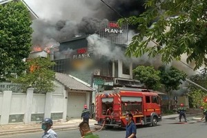 消防隊聞訊後趕抵火警現場，迅速開展滅火和營救行動。（圖源：T.L）