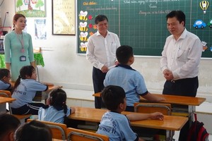 教育與培訓部副部長阮友度與學生交談。（圖源：秋心）