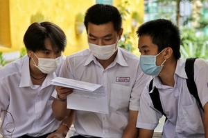 考生在考場外交換意見。（示意圖源：瓊陳）