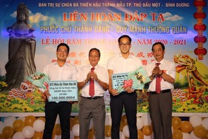 王永勝理事長(左二)同副理事長陳永安(右一)向本報編委文忠孝(左一)及醫院代表轉贈善款。王永勝理事長(左二)同副理事長陳永安(右一)向本報編委文忠孝(左一)及醫院代表轉贈善款。