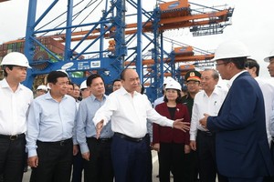 阮春福總理（中）視察丐密-氏槐深水港。