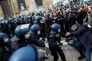 在德國卡塞，示威者與警方衝突。（圖源：路透社）