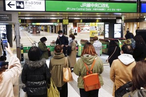 東北新幹線列車在地震後，暫時停運。（圖源：AP）