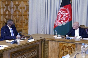 美國國防部長奧斯汀（左）與阿富汗總統加尼舉行會談。（圖源：AP）