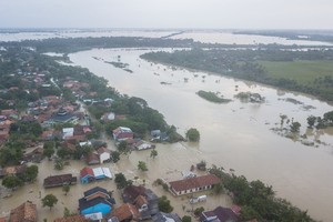 印度尼西亞西爪哇省Bekasi，從航拍照片可以看到被洪水侵襲的住宅區。（圖源：Antara Foto）