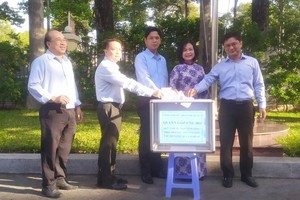 郡委書記阮孟強(右一)與幹部、職工、勞動者共同捐助“同一片心”基金會。