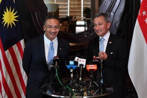 新加坡外交部長維文（右）與希山慕丁會晤，就馬新兩國的相互承認疫苗接種證書等課題進行交流。（圖源：互聯網）