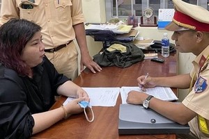 阮黎黃芳（左）在公安派出所向調查員供述其犯罪過程。（圖源：T.A）