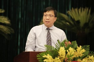 市規劃與建築廳長阮清雅在會議上就本市總體規劃調整任務作出報告。